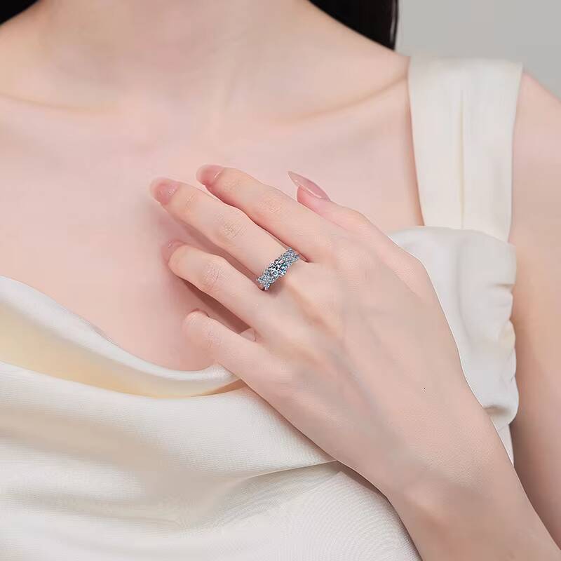 New Fashionable Wholesale Custom Elegant Ice 925 Sterling Silver Round Bright Cut Moissanite Female Engagement Ring Jewelry