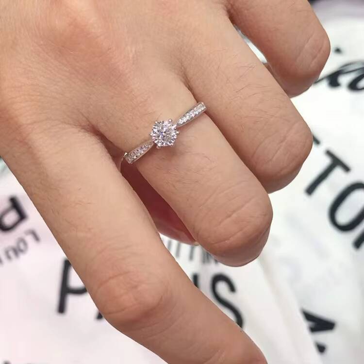Custom Fine Jewelry 0.1ct D Color Moissanite Solitaire Ring 18K White Gold Moissanite Jewelry Wedding Engagement Ring