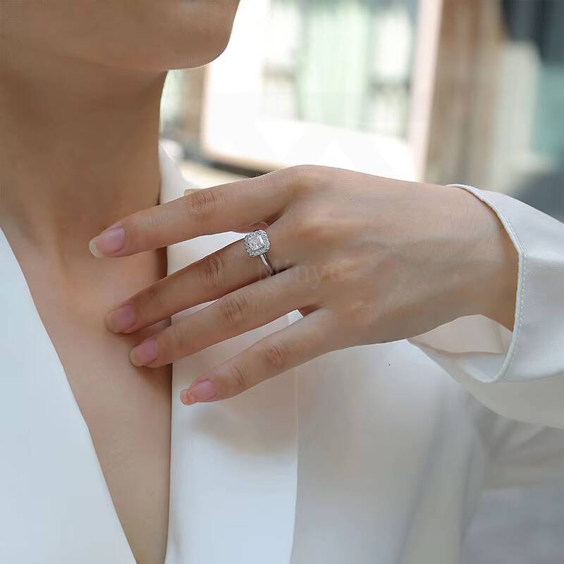 925 Sterling Silver Casual Moissanite Closed Ring Elegant Wedding Gift for Ladies and Girlfriends