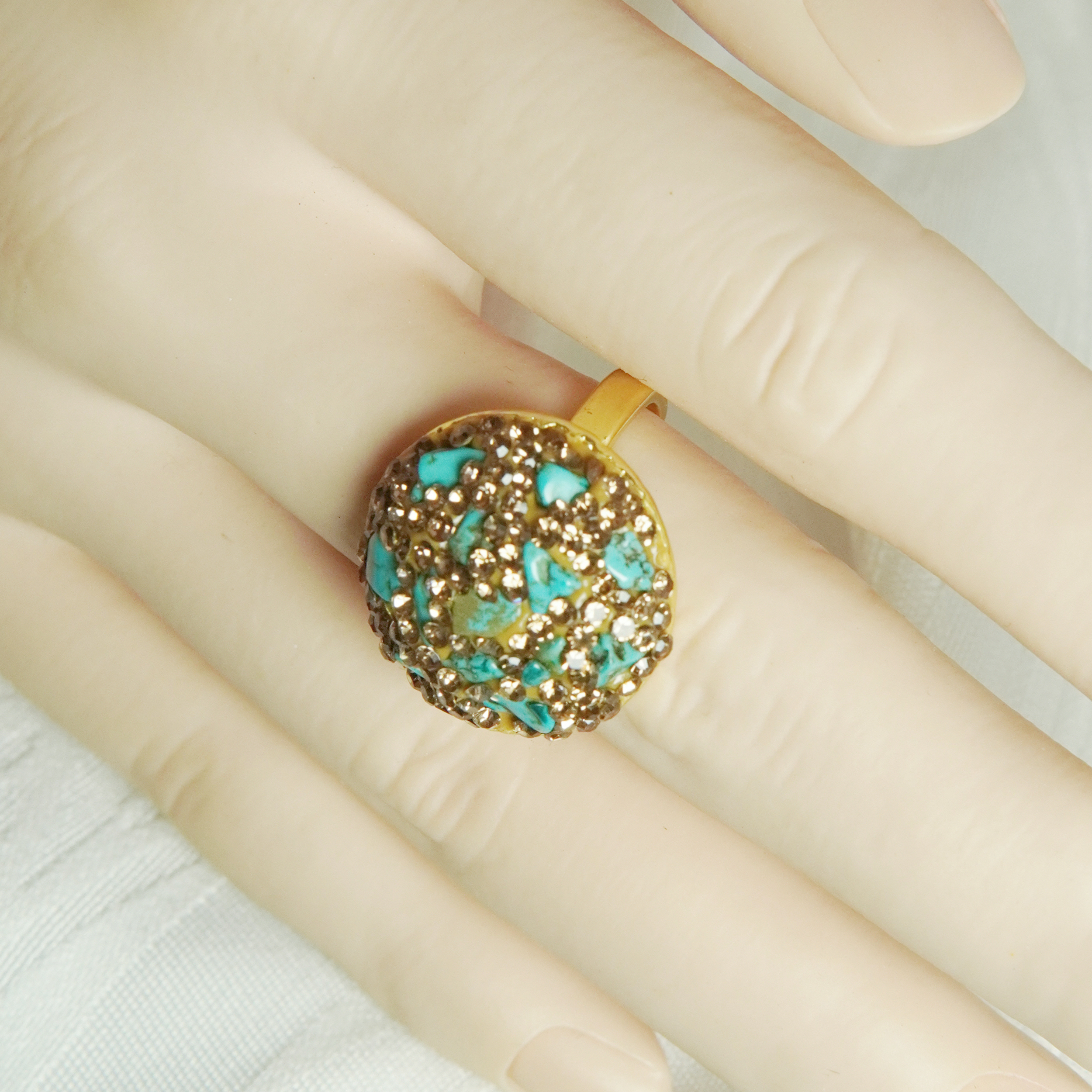 Lingyun is an astrolabe turquoise energy jewelry set with light and luxurious design, turquoise ring earrings necklace earrings necklace.