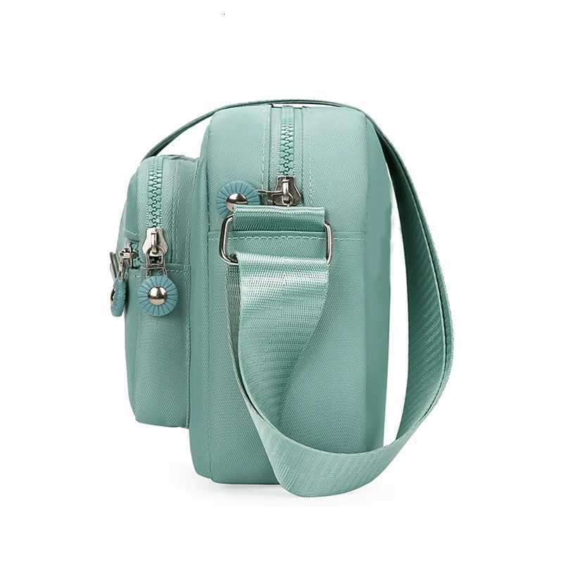 Neutral style handbag made of lightweight and simple nylon fabric new single-shoulder womens bag.The zipper direction is reversed. G250729