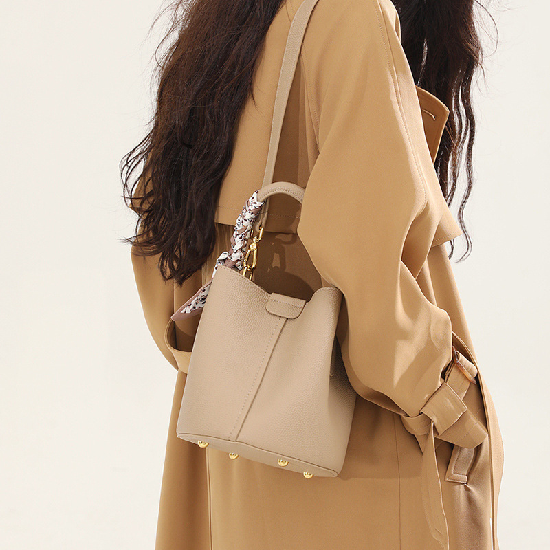 2025 Summer new women's crossbody bag fashionable handbag women's women's shoulder bag designer bag commuting bucket bag designer luxur