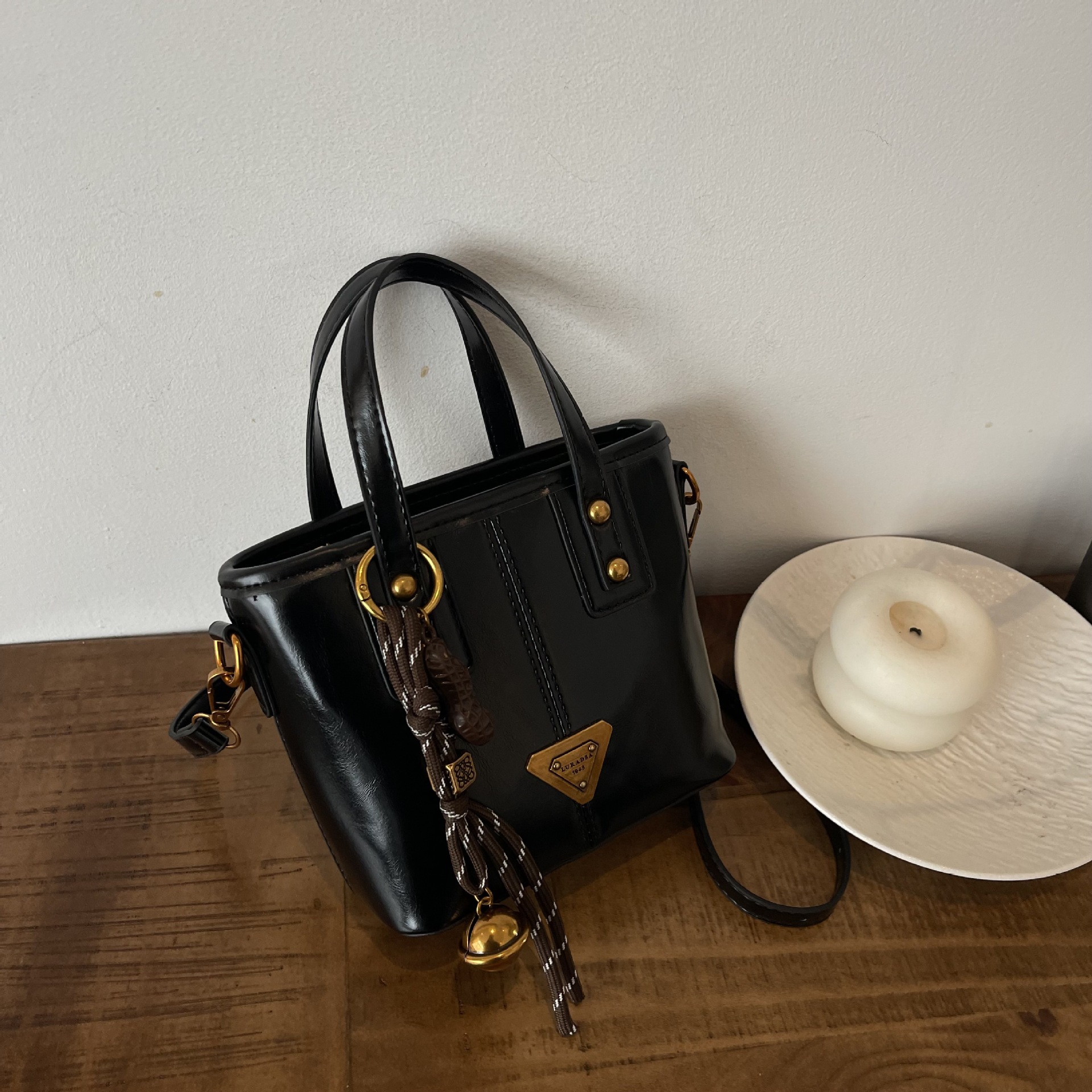 Autumn and winter retro Maillard small bag women's new one-shoulder cross-body bag high sense bucket bag 2025