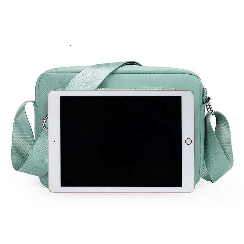 Neutral style handbag made of lightweight and simple nylon fabric new single-shoulder womens bag.The zipper direction is reversed. G250729
