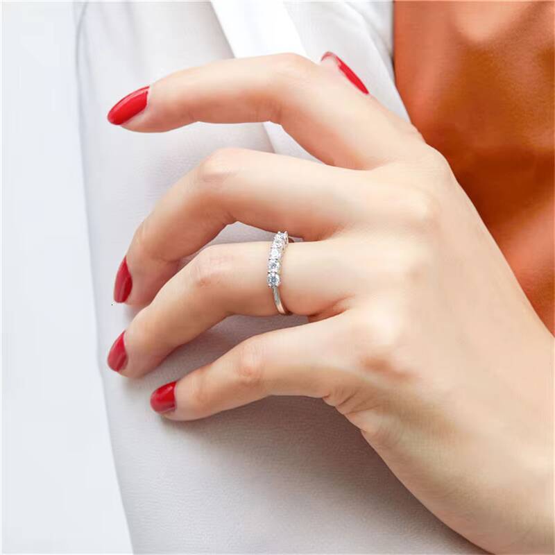 Fashionable 10K 14K 18K Moissanite Rings Stylish Jewelry for Men and Women