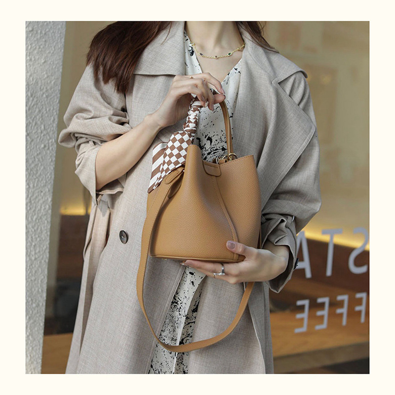 2025 Summer new women's crossbody bag fashionable handbag women's women's shoulder bag designer bag commuting bucket bag designer luxur
