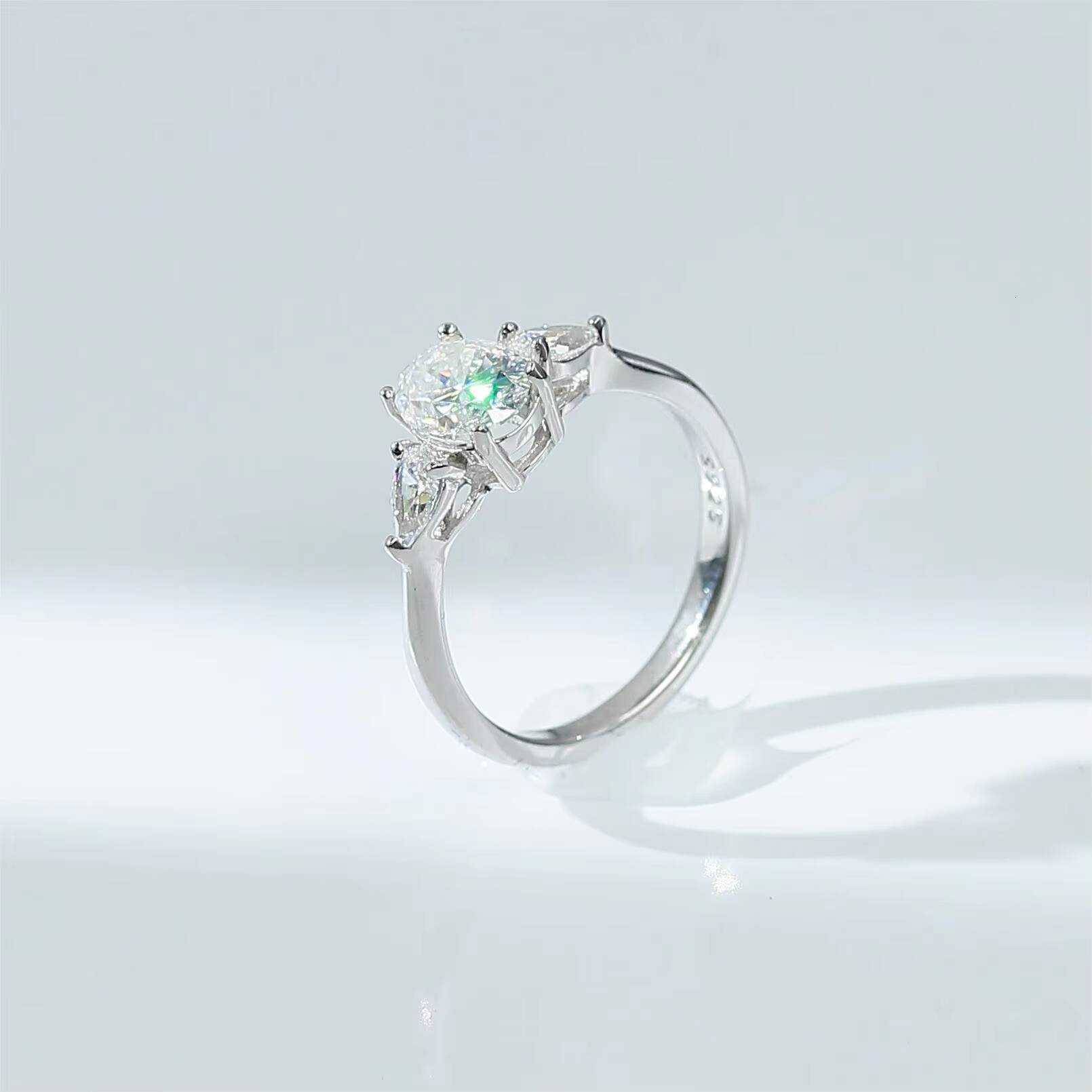 S925 Silver 1.5 Karat 6*8 White Oval Egg-Shaped Fashion Moissanite Ring Wholesale Stylish Temperament for Weddings Birthdays