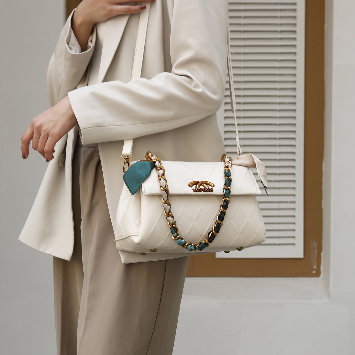 The new fashionable high-end light luxury classic one-shoulder crossbody handbag