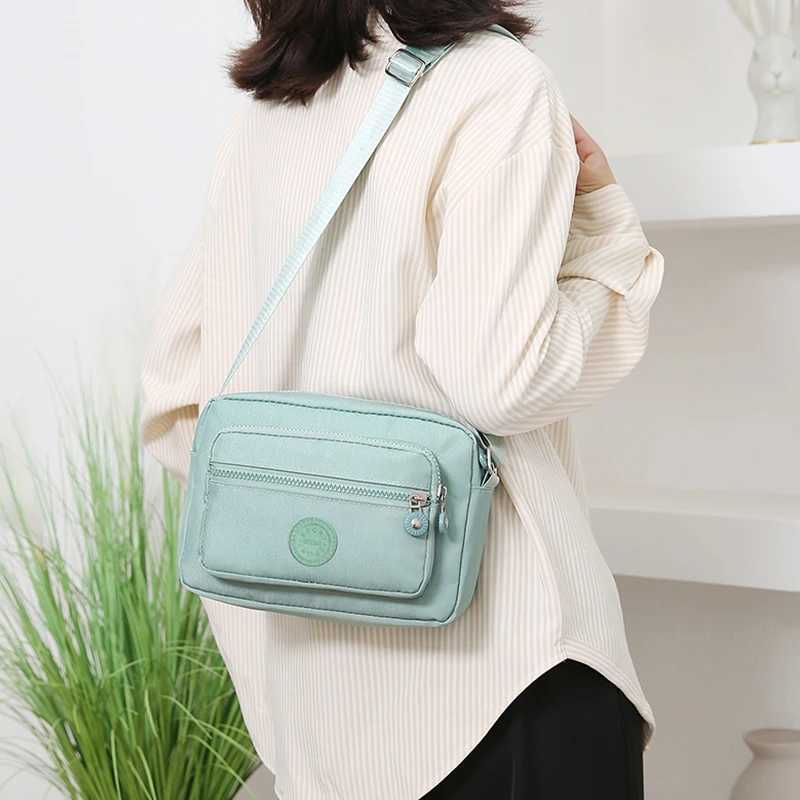 Neutral style handbag made of lightweight and simple nylon fabric new single-shoulder womens bag.The zipper direction is reversed. G250729