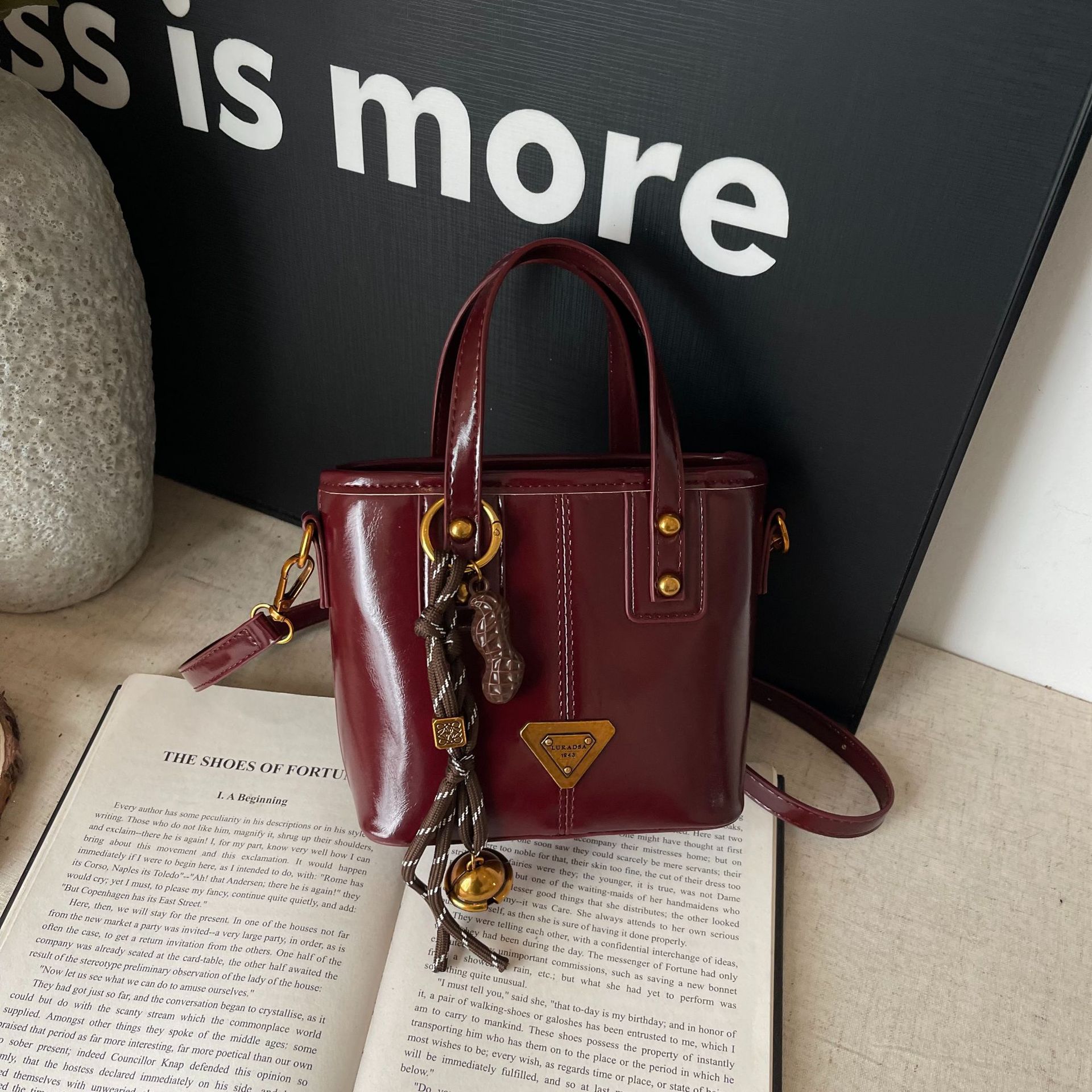 Autumn and winter retro Maillard small bag women's new one-shoulder cross-body bag high sense bucket bag 2025