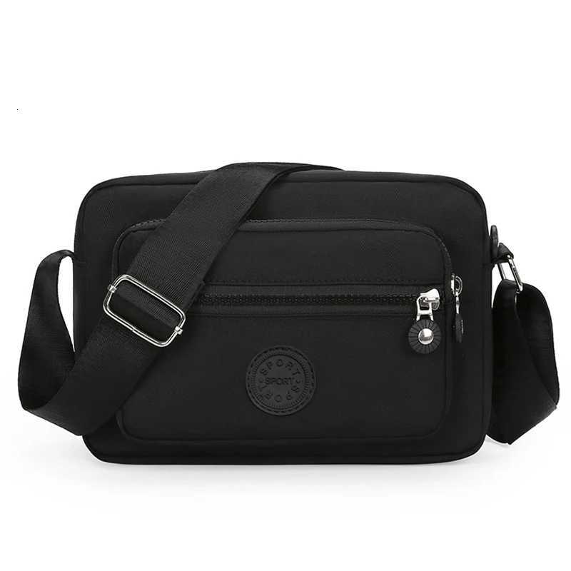 Neutral style handbag made of lightweight and simple nylon fabric new single-shoulder womens bag.The zipper direction is reversed. G250729
