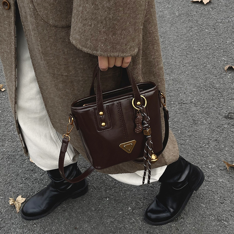 Autumn and winter retro Maillard small bag women's new one-shoulder cross-body bag high sense bucket bag 2025