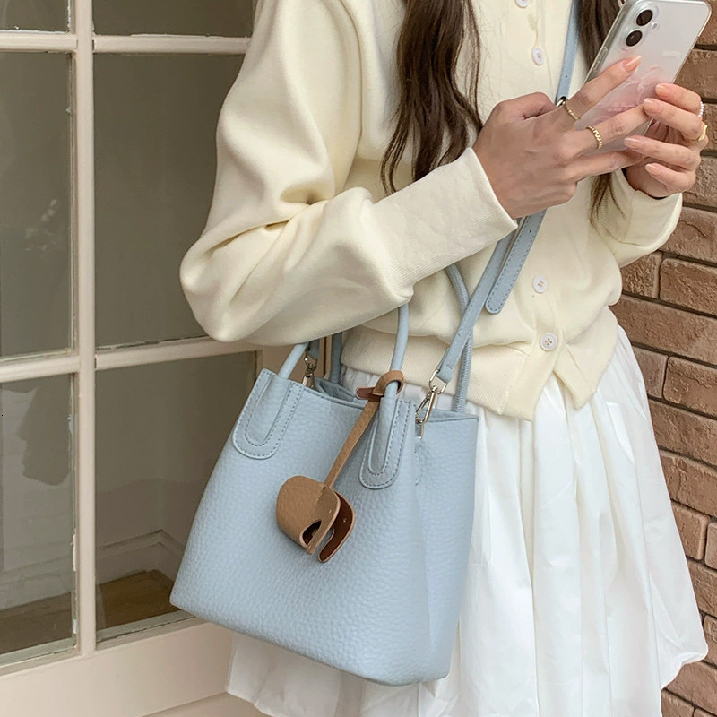 Summer new women's crossbody bag, summer lightweight women's bucket bag, French simple casual women's shoulder bag, niche commuting fas
