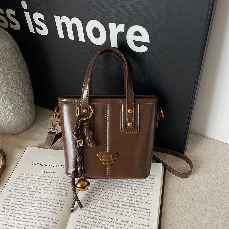 Autumn and winter retro Maillard small bag women's new one-shoulder cross-body bag high sense bucket bag 2025