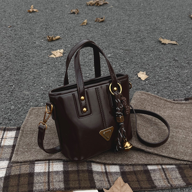 Autumn and winter retro Maillard small bag women's new one-shoulder cross-body bag high sense bucket bag 2025