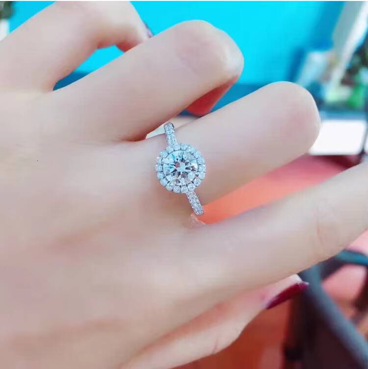 Supplier Jewelry Design 18K Gold 1ct 8H8A Moissanite Ring Customized Wedding Engagement Halo Ring