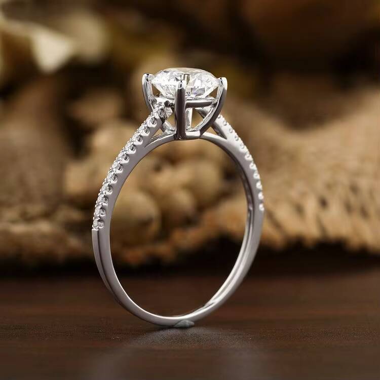 Hot Sale Custom 18k Gold Bling White Round 1.0ct 4 Claw Prongs Moissanite Diamond Women Engagement Wedding Ring