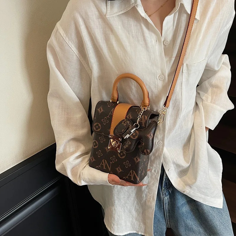 Square Handbag - Premium Textured Shoulder Bag for Women Elegant Crossbody Purse for Work Daily 250721