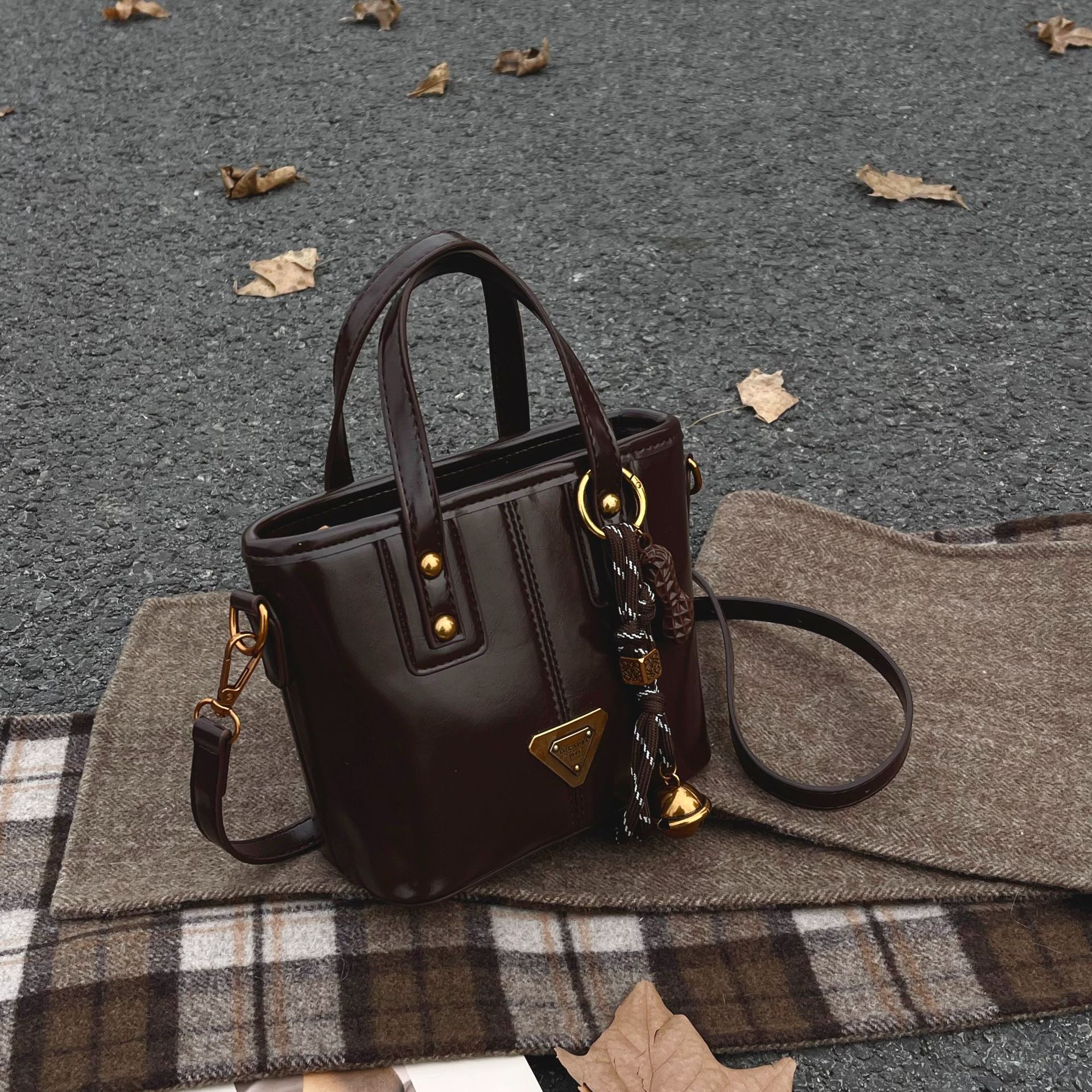 Autumn and winter retro Maillard small bag women's new one-shoulder cross-body bag high sense bucket bag 2025