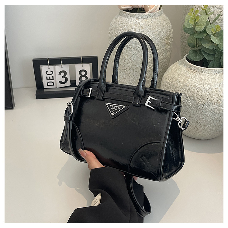 New season's large capacity tote bag for women versatile single shoulder crossbody bag simple design light luxury handbag hot sale