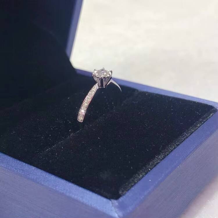 Custom Fine Jewelry 0.1ct D Color Moissanite Solitaire Ring 18K White Gold Moissanite Jewelry Wedding Engagement Ring