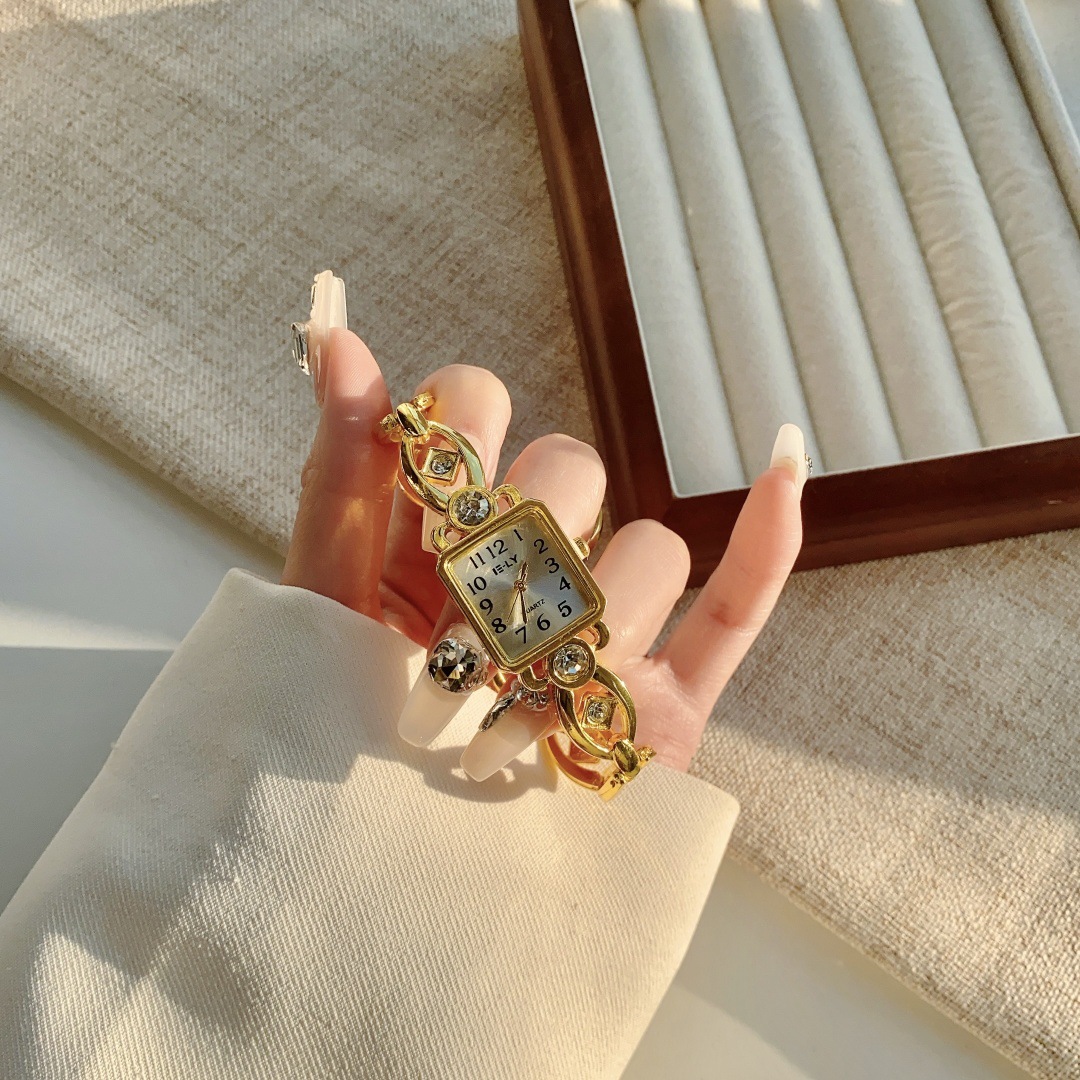 Light Luxury Gold Watch New Cross-border Fashion Quartz Watch for Women Versatile Commuting Wristwatch Vintage Small Gold Watch