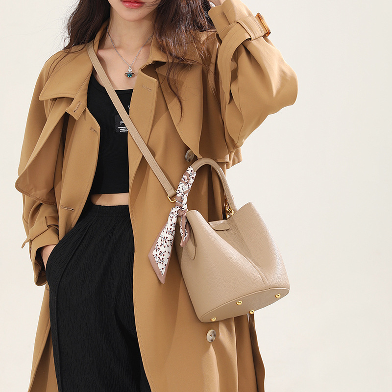 2025 Summer new women's crossbody bag fashionable handbag women's women's shoulder bag designer bag commuting bucket bag designer luxur