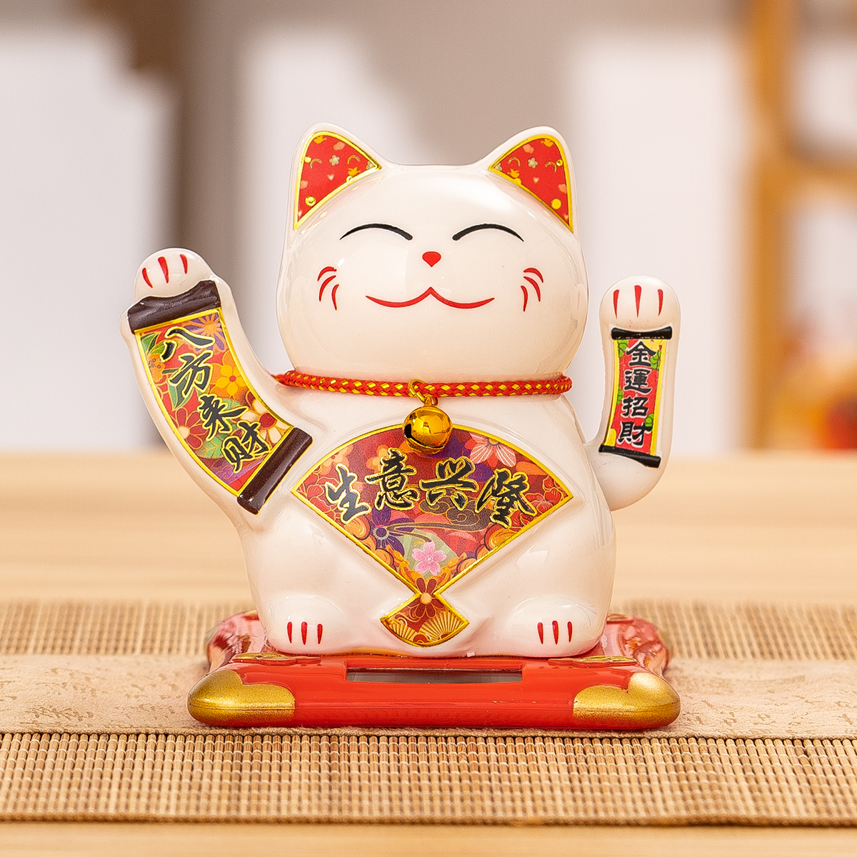 Ceramic Cat Figure with Energy Efficient Solar-Powered Shaking Animation - Ideal Decorative Item for Cars & Home