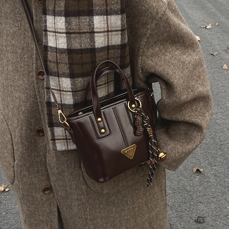 Autumn and winter retro Maillard small bag women's new one-shoulder cross-body bag high sense bucket bag 2025