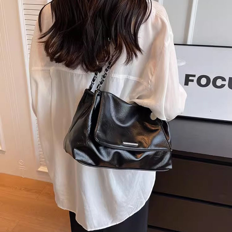Summer New Women's Crossbody Bag Oil Wax Soft Leather Bag Women's New Fashion Grid Large Capacity Commuter Chain Women's women's S