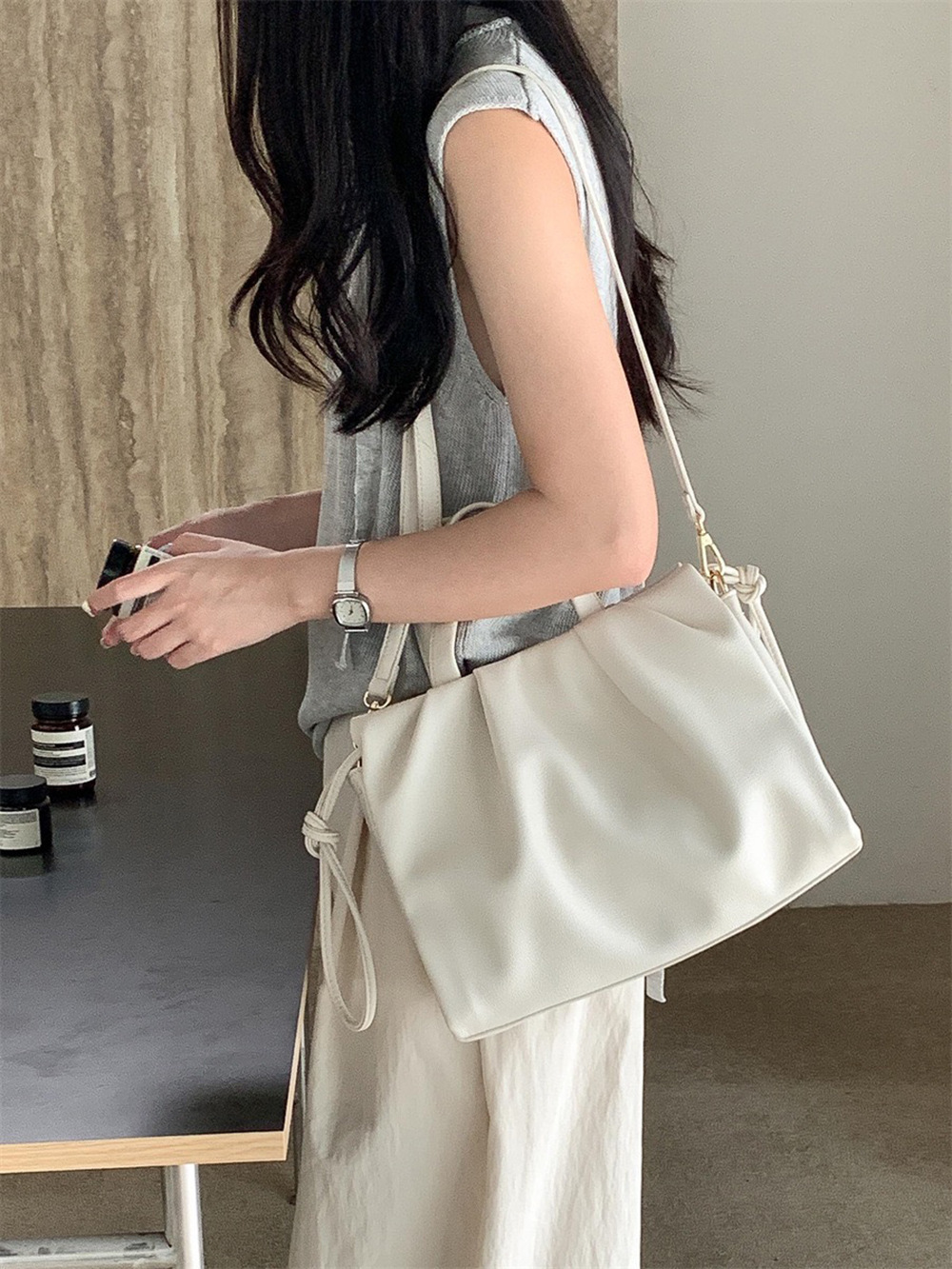Summer new women's crossbody bag new women's luxury cloud bag soft leather pleated large capacity handbag commuting women's shoulder ba