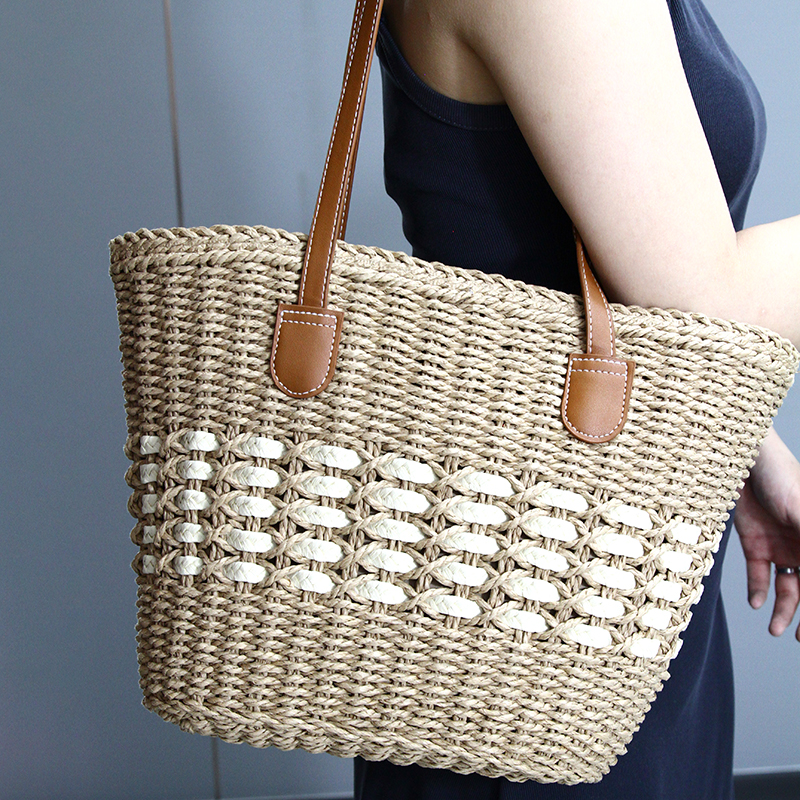 Factory direct hollow bag, women's high-capacity versatile woven shoulder bag, commuting straw woven tote bag