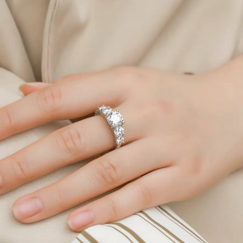 Wholesale Price Moissanite Diamond Ring Round Cut S925 Sterling Silver Fashion Jewelry for Engagement or Wedding