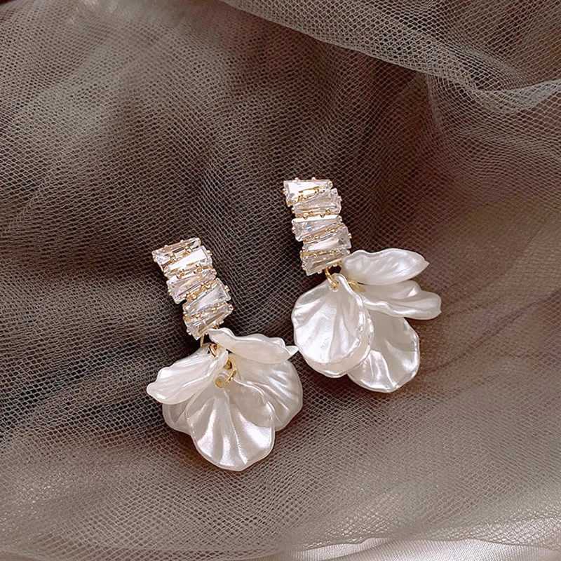 New Summer Zircon Shell Flower Tassel Pendant Stud Earrings for Women Korean Fashion Design Elegant White Earrings Jewelry Gift XJ250722