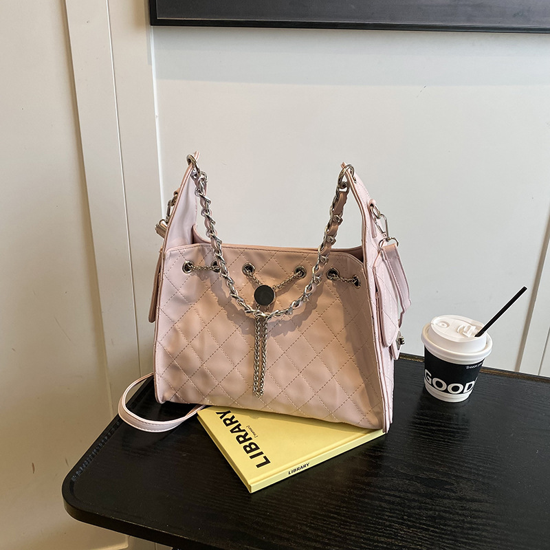 2025 This year's popular niche casual rhombus hand-held pleated bucket bag Korean fashion chain crossbody bag