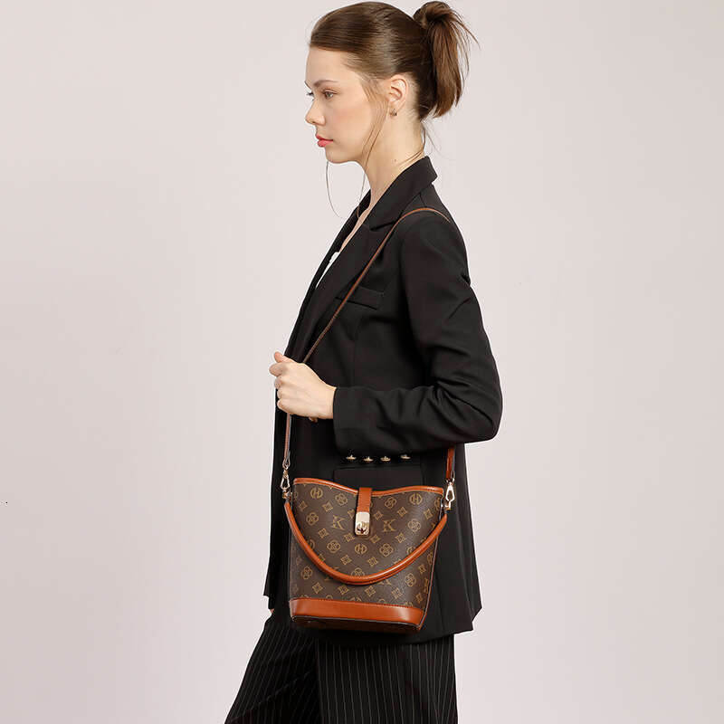 New Designer Luxury bag Large Capacity Crossbody Women's Bucket Versatile Genuine Leather Commuter Shoulder Bag
