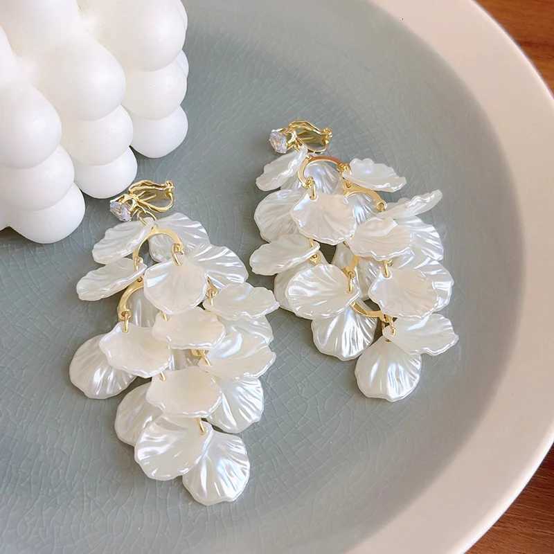 Korean Elegant Pearl Flower Ear Clips Non Pierced for Women Fashion Long Tassel Shell Petal Stud Earrings Banquet Jewelry GiftXJ250722