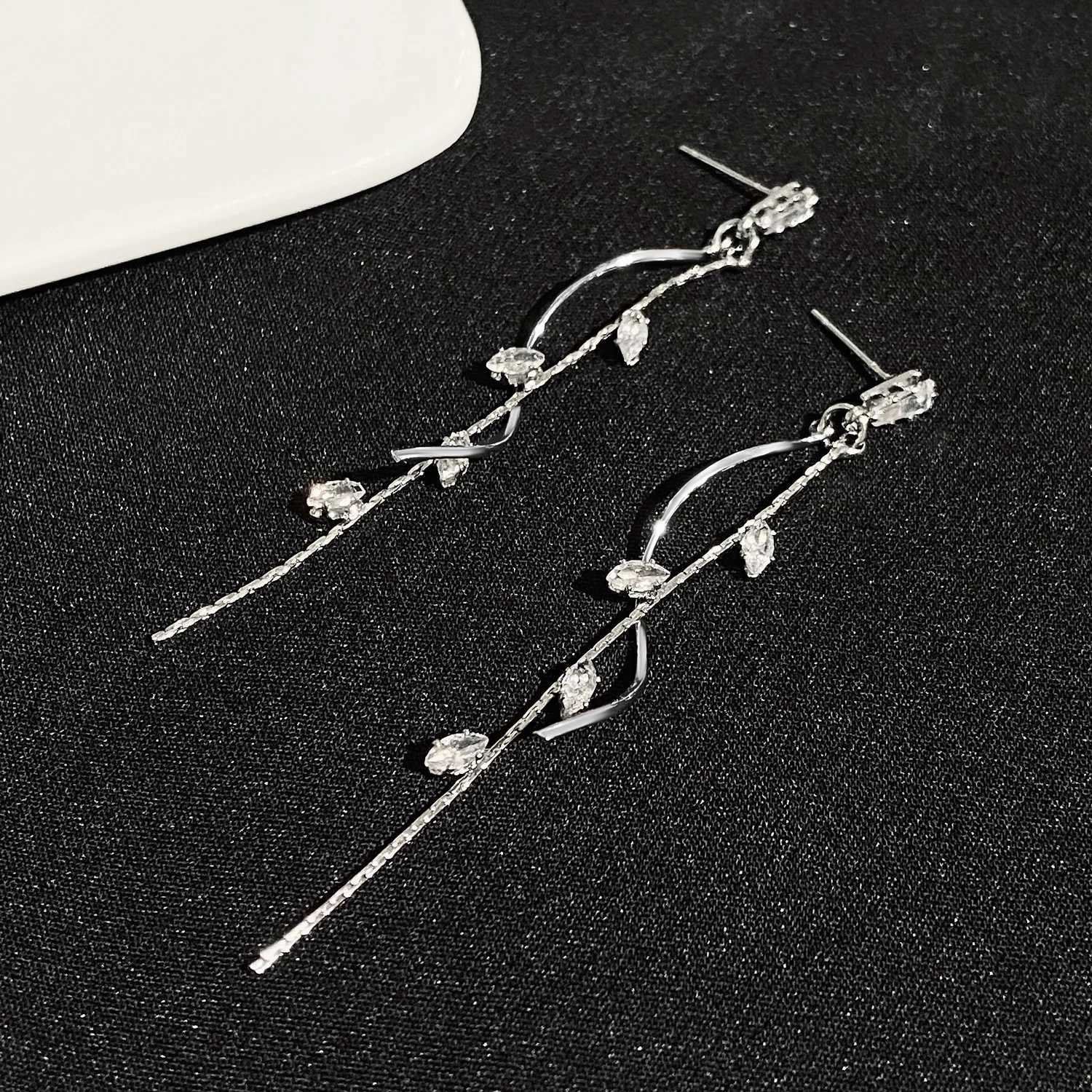 925 Silver Needle Korean Fashion Long Crystal Tassel Earrings For Women Jewelry 2024 Trending Rotating Twisted Womens EarringsXJ250722
