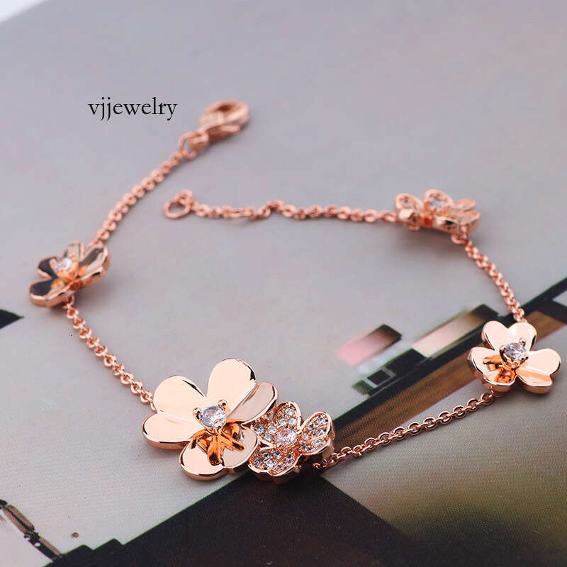 Elegant Letter Flower Titanium Steel Necklace MicroInlaid Zircon er Pendant with Gift Box Z250910