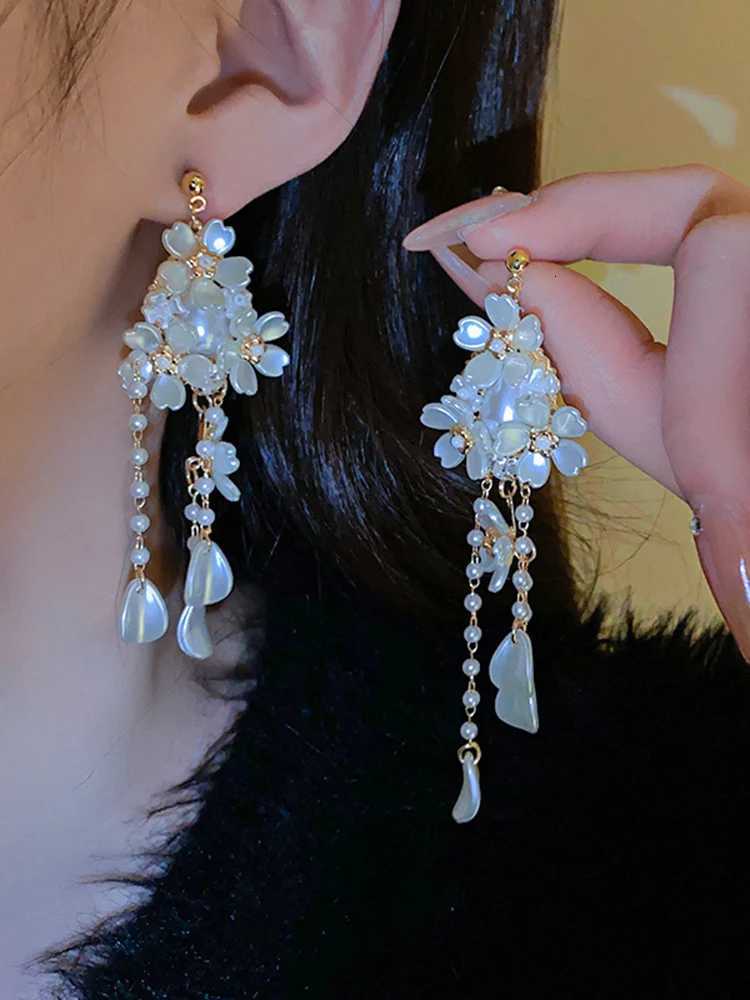 Korean Elegant Pearl Flower Ear Clips Non Pierced for Women Fashion Long Tassel Shell Petal Stud Earrings Banquet Jewelry GiftXJ250722