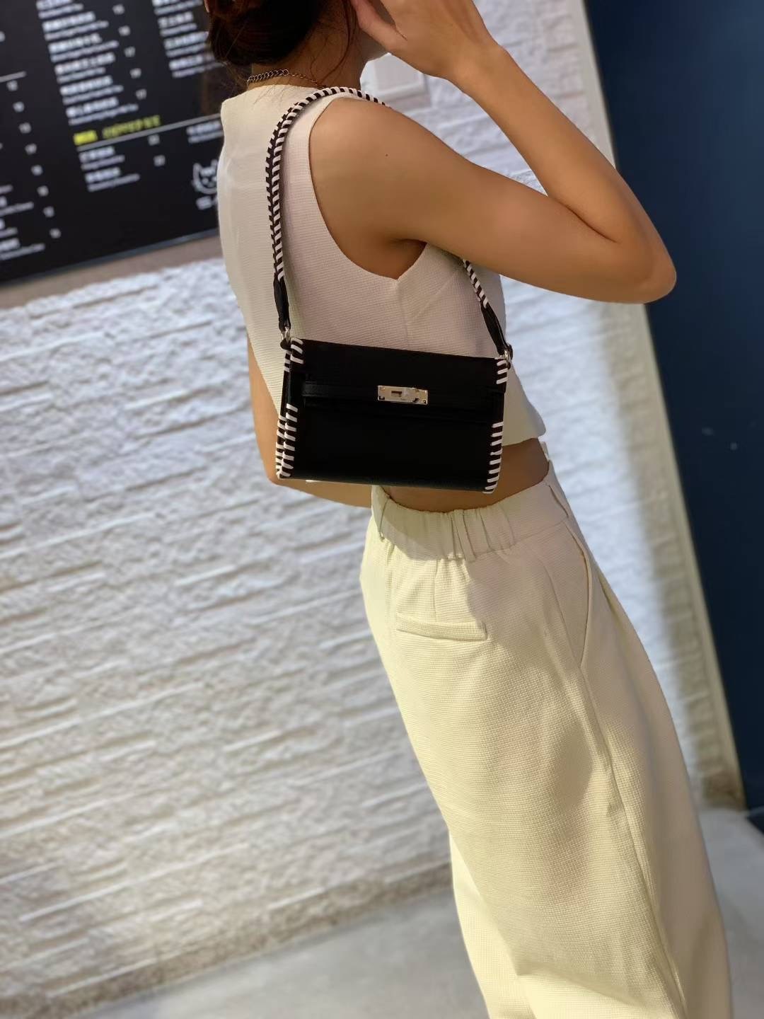 Free shipping designer bag 2025 High End Hand Woven Bag For Women New Lock Buckle Fashion Wide Shoulder Strap Underarm Single Shoulder Bag Crossbody B