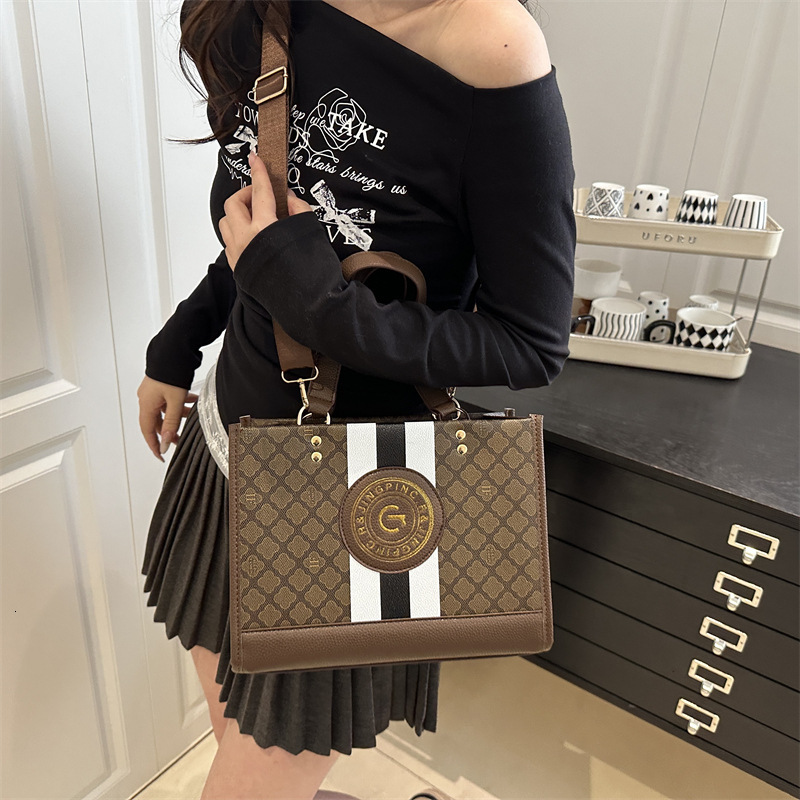 Luxury Brand Designer Bag Free Shipping New Style Tote Bag 2025 Gold Stamping Fashion Elegant Large Capacity Commuter Handbag Shoulder Crossbody Bag f