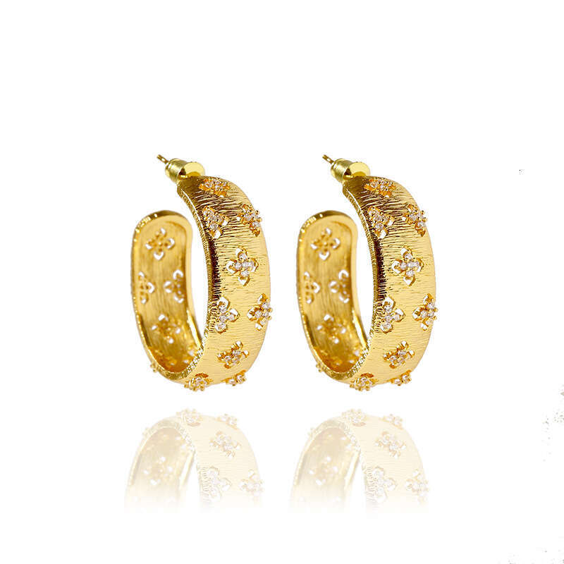 56Unique Exaggerated Accessories 2021 New Brushed Surface Hollow Four-Leaf Flower Inlaid Dia Earrings Trendy