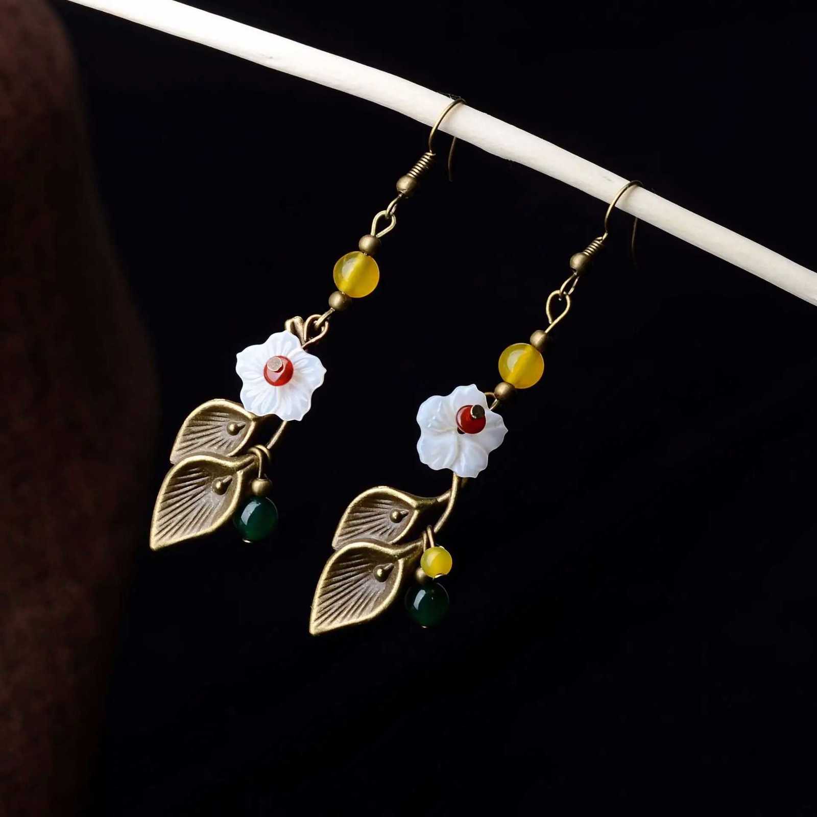 2023 New Asymmetric Daisy Tassel Earrings Female Niche Design Small Bee Temperament Long Sweet Fancy Girl Earrings XJ250722