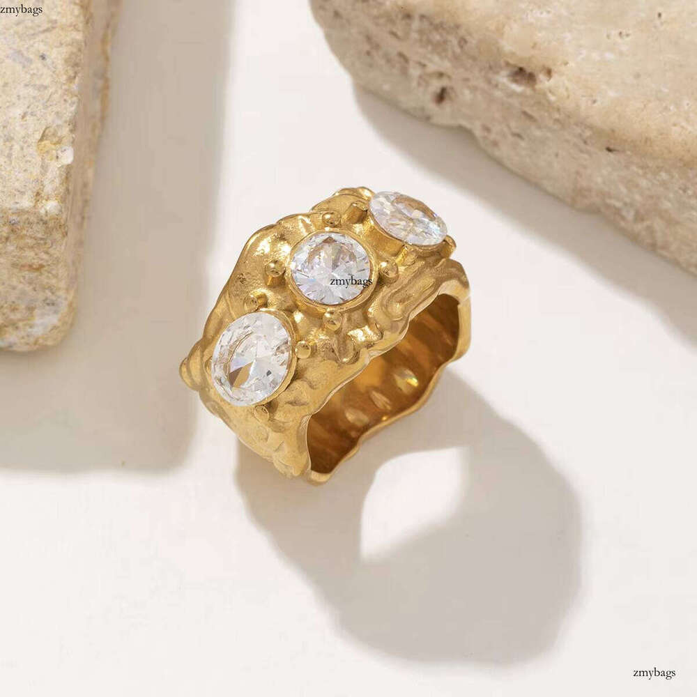 Luxury unisex stainless steel gold round glass hammer ring with VVS Moissanite, used for weddings, engagement parties or gifts