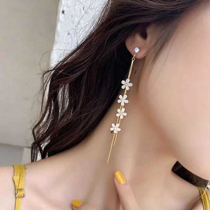 New Fashion Asymmetric Tassel Flower Earrings For Women Korean Style White Daisy Rhinestone Earrings Girl Party Jewelry Gift XJ250722