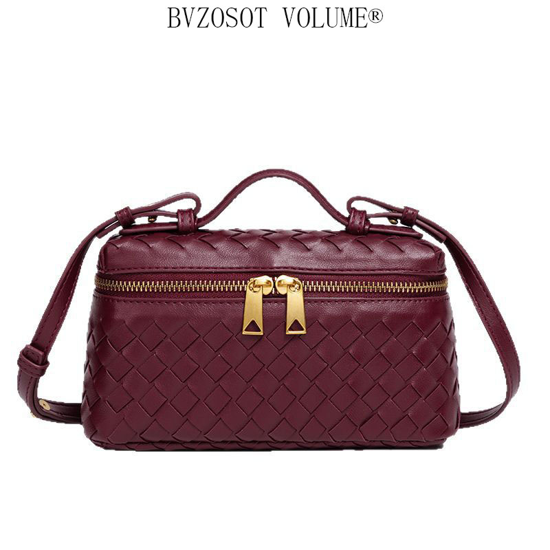 Small - scale hand - knitted box - shaped bags New fashion lunch - box - style bags from brand B Hand - carried single - shoulder and cross - body bag