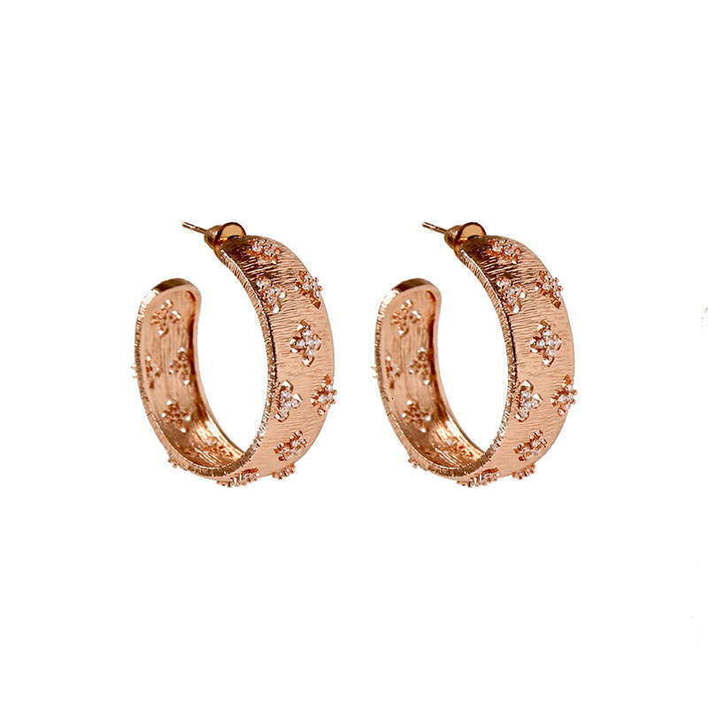 56Unique Exaggerated Accessories 2021 New Brushed Surface Hollow Four-Leaf Flower Inlaid Dia Earrings Trendy