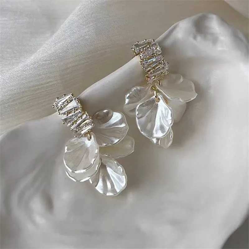 New Summer Zircon Shell Flower Tassel Pendant Stud Earrings for Women Korean Fashion Design Elegant White Earrings Jewelry Gift XJ250722
