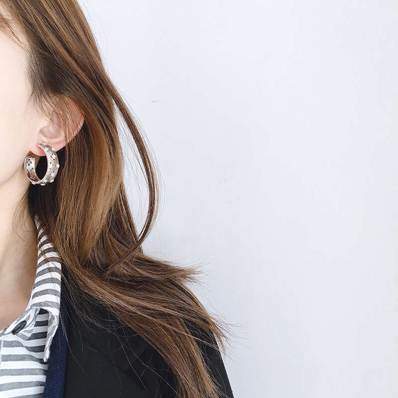 56Unique Exaggerated Accessories 2021 New Brushed Surface Hollow Four-Leaf Flower Inlaid Dia Earrings Trendy